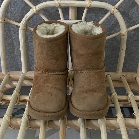 UGG toddler size 9 - Picture 3 of 3